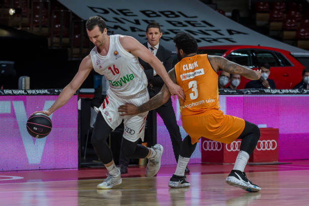 禁区前沿的 禁区前沿的